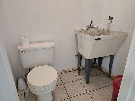 4th image of 2037 NE Stephens St #1