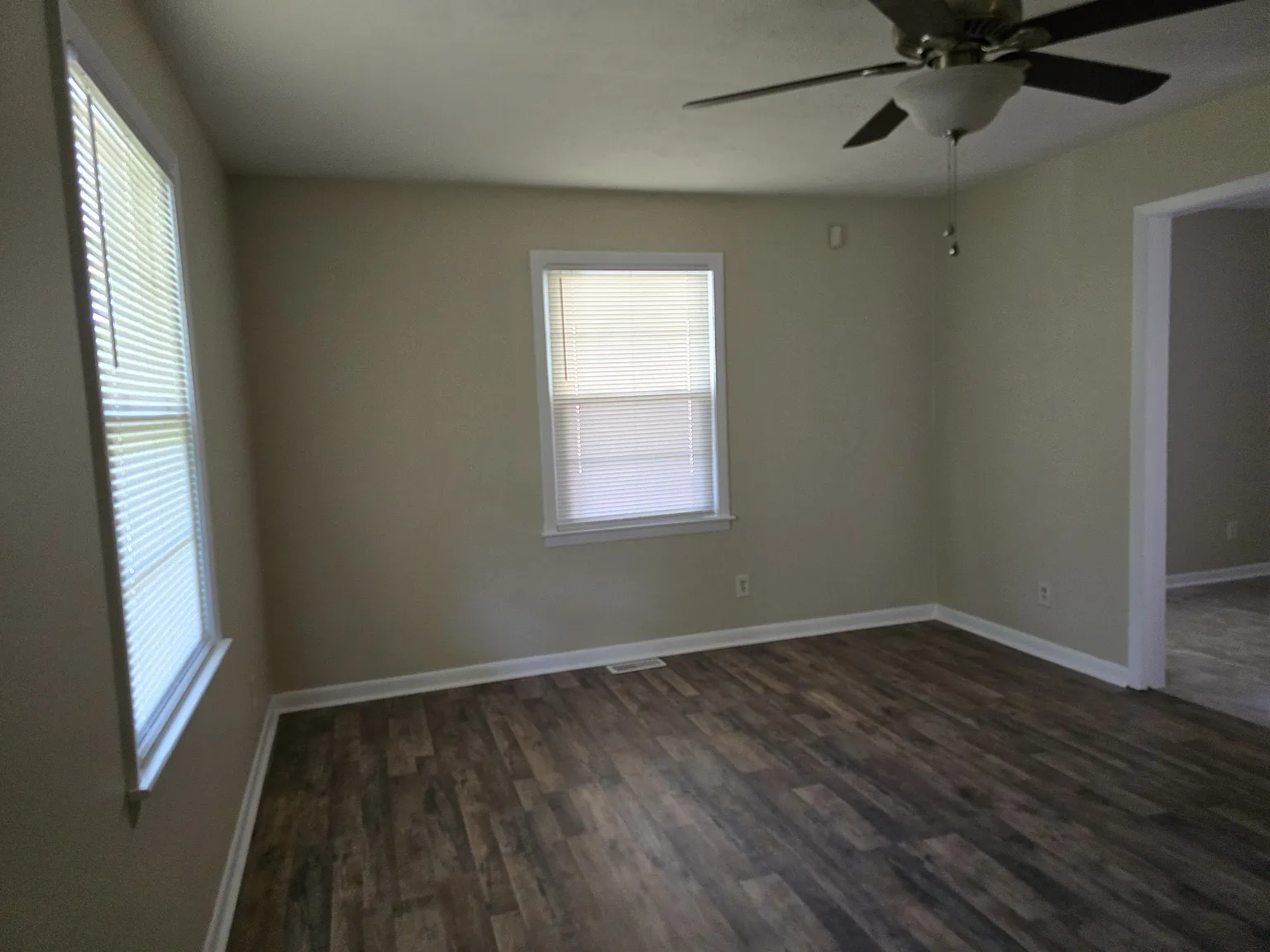 3 bed, 1.5 bath, 1200 sqft, $1,250 — Photo 3