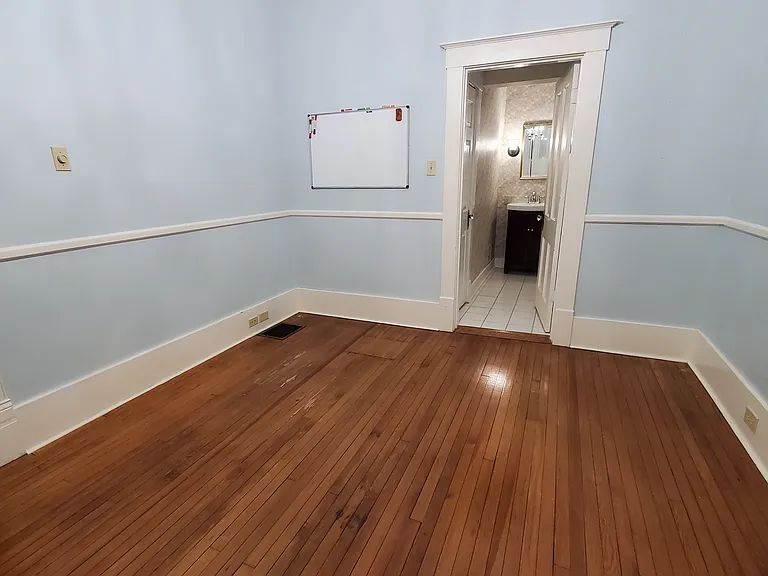 114 W Lexington Ave — Photo 32