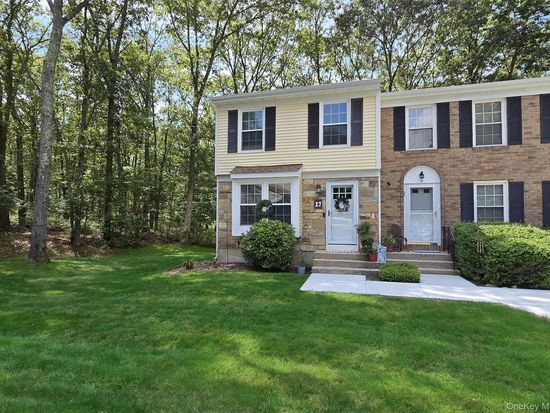 17 Penn Commons, Yaphank, NY 11980