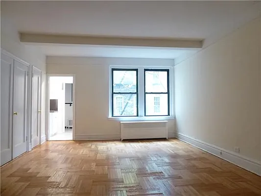 Rented by Siderow Residential Group | media 27