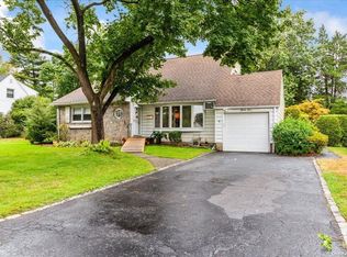 74 Midland Rd, Roslyn Heights, NY 11577