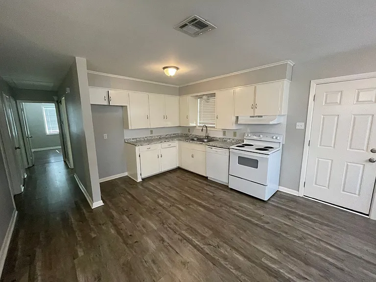 4604 Donnie Ave — Photo 4