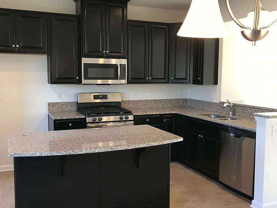 Kitchen with SS Appliances Refrigerator Included