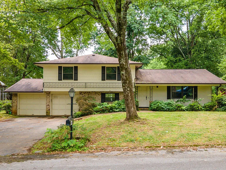 916 Huntington Cir — Photo 6