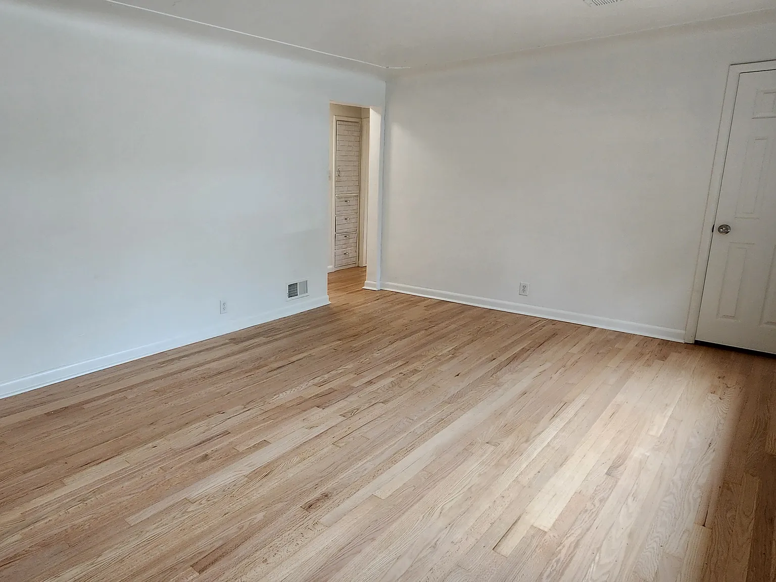 3 bed, 1120 sqft, $2,100 — Photo 3