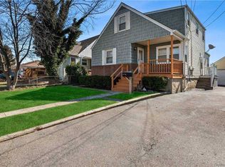 15 W Clearwater Rd, Lindenhurst, NY 11757