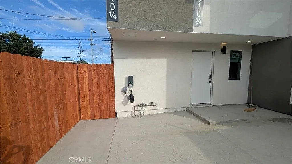 3 bed, 1200 sqft, $4,950 — Photo 1