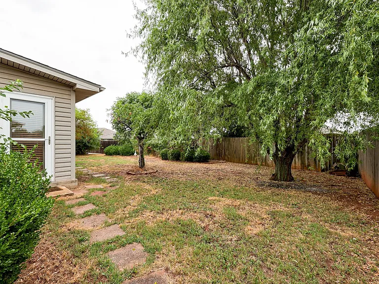 605 Eastview Dr — Photo 50