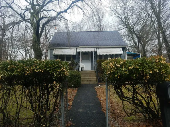 25 West Ln, Medford, NY 11763