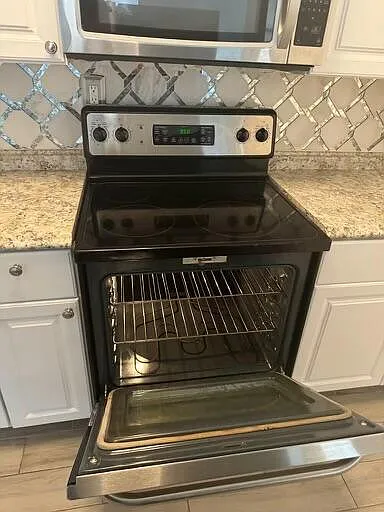 2 bed, 1.0 bath, 800 sqft, $1,900 — Photo 2
