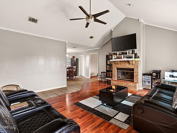 3rd image of 2 Hundley Rd