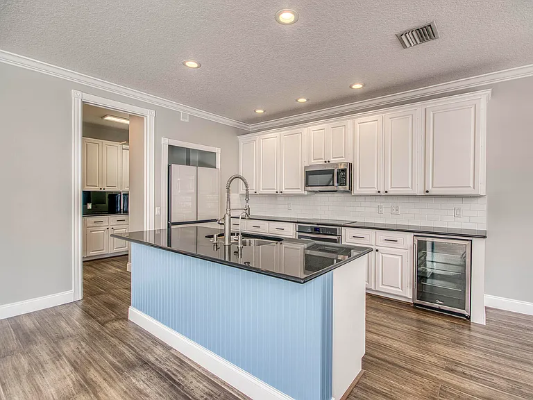 240 Poinciana Dr — Photo 6