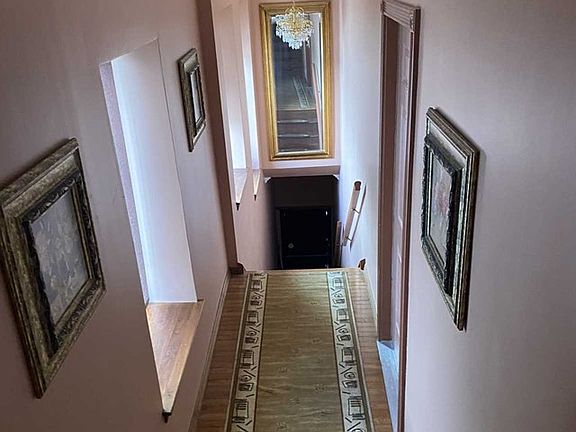 5th image of 527 Franklin Ave