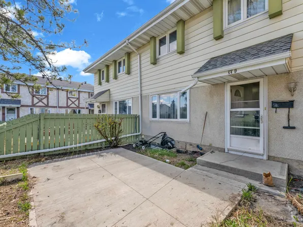 17 D Callingwood Ct NW, Edmonton, AB T5T 0H5