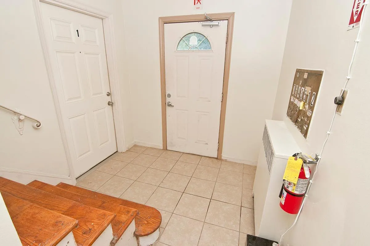 2 bed, 700 sqft, $995 — Photo 3
