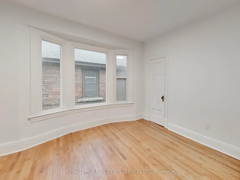 218 Montrose Ave — Photo 28