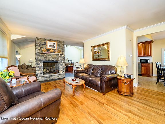 4th image of 1624 Holly Blvd