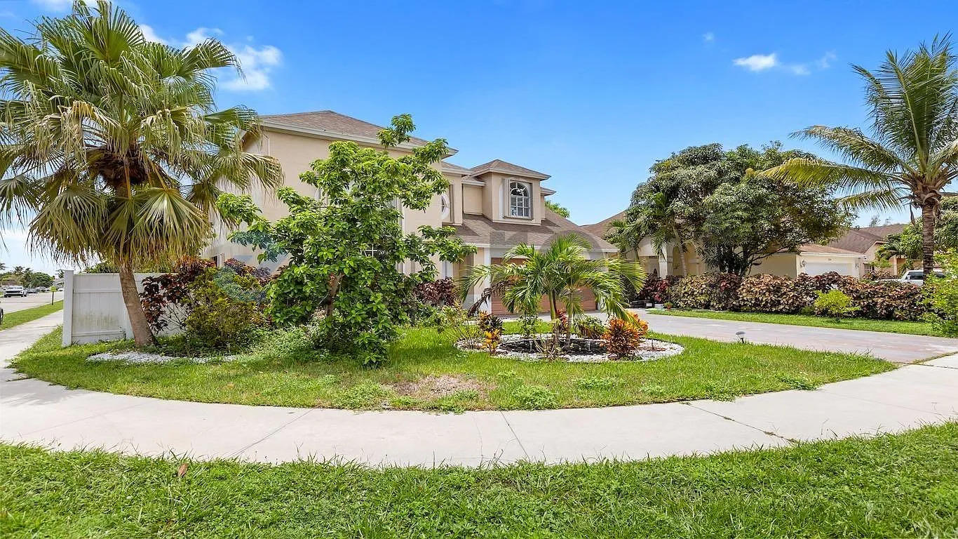 4 bed, 2296 sqft, $3,425 — Photo 3