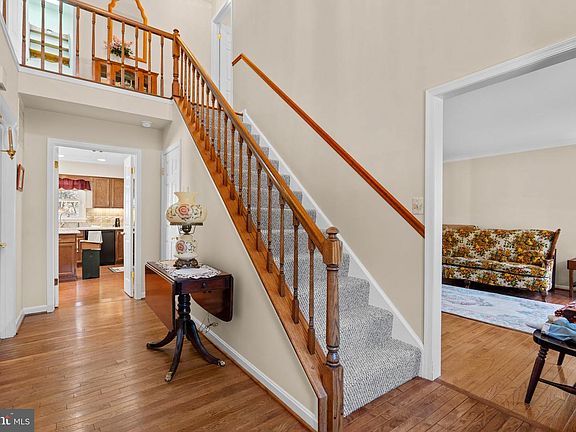 4th image of 914 Redmore Dr