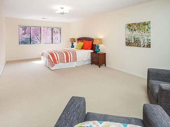 Master bedroom suite w giant walk in closet