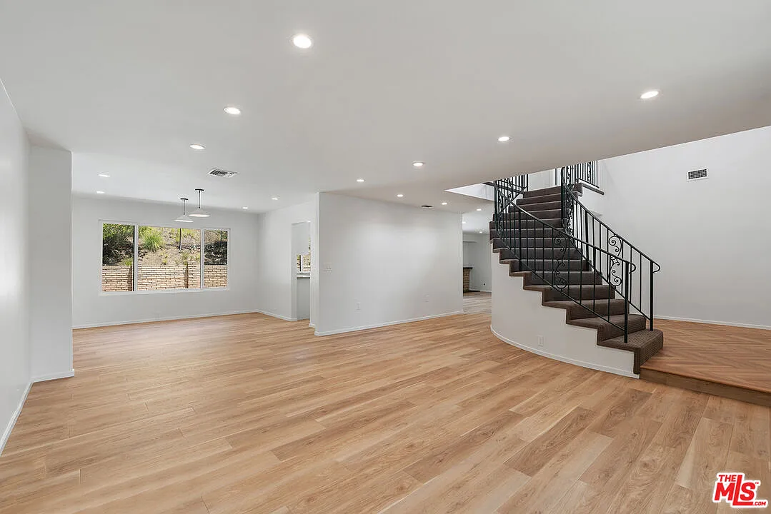 5 bed, 3.0 bath, 2684 sqft, $9,750 — Photo 4