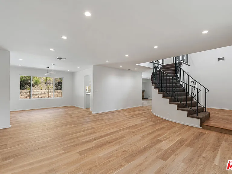 3062 Arrowhead Dr — Photo 4