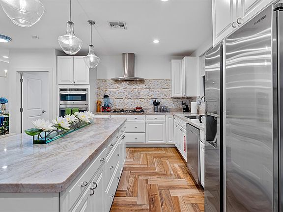 3rd image of 605 NE 15th Avenue