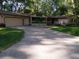 10 Silver Lake Dr, Waterloo, IA 50702