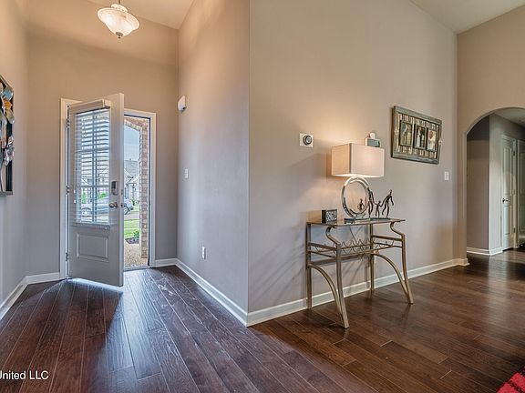 5th image of 233 Magnolia Gardens Dr