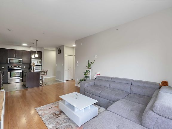 4th image of 22290 North Ave #404