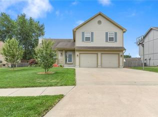 905 Raven Dr, Greenwood, MO 64034