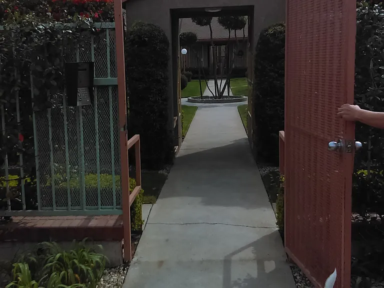 202 W Chevy Chase Dr — Photo 8