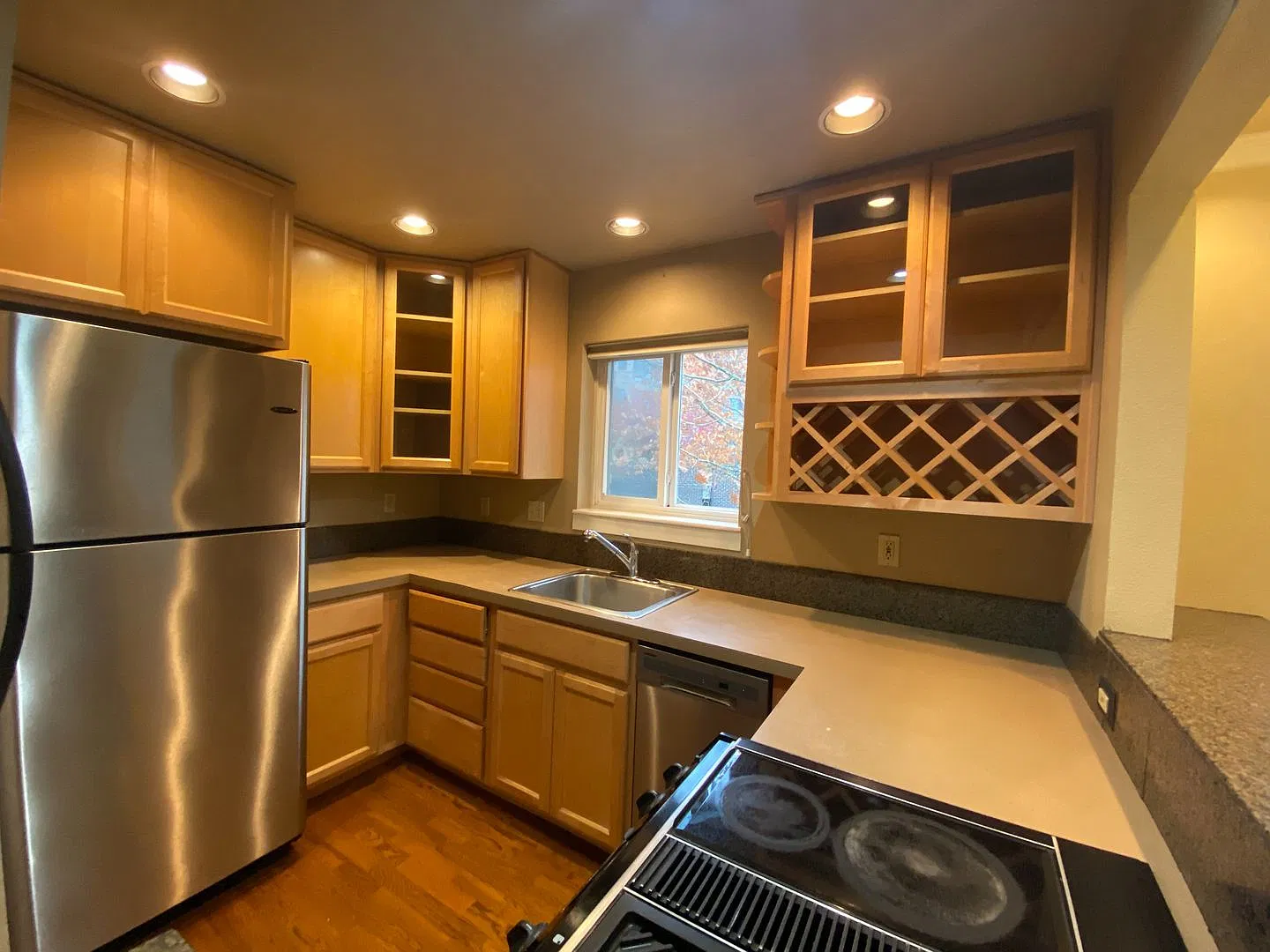 Beautiful Johns Landing Unit - Water/Sewer and Garbage included! — Photo 2