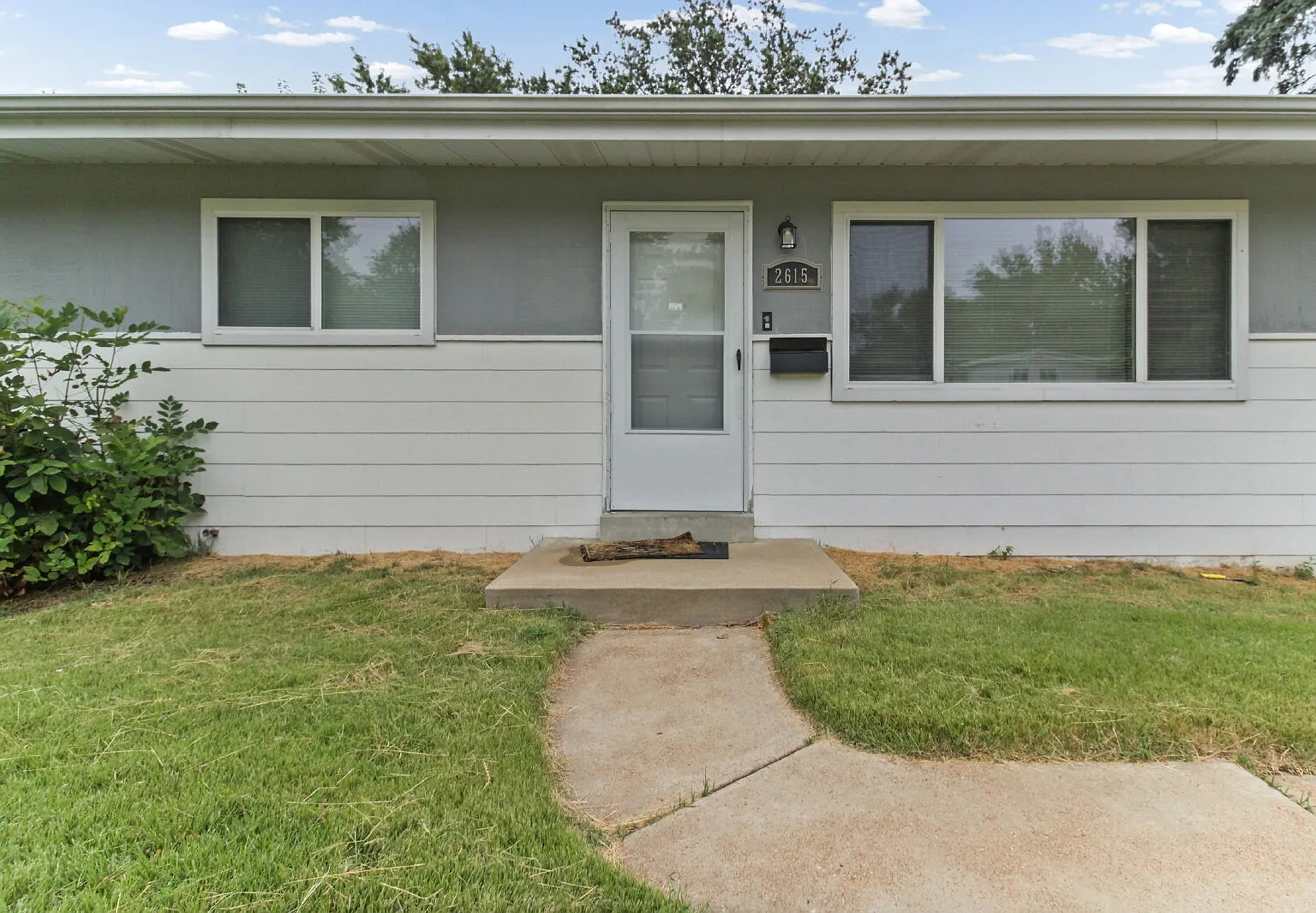 3 bed, 1.0 bath, 1025 sqft, $1,650 — Photo 3