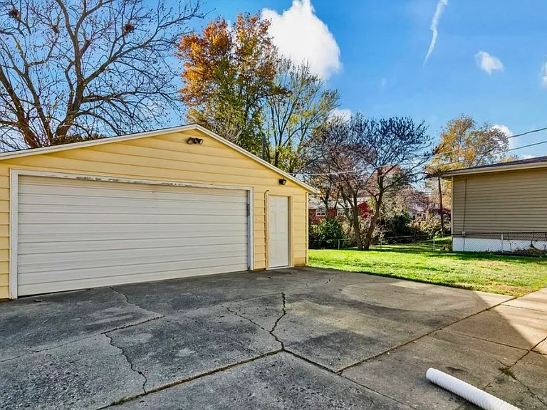 2054 Brentwood Dr — Photo 4