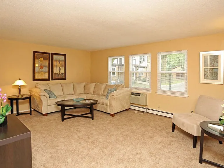 Kensington Pointe Apartments — Photo 11