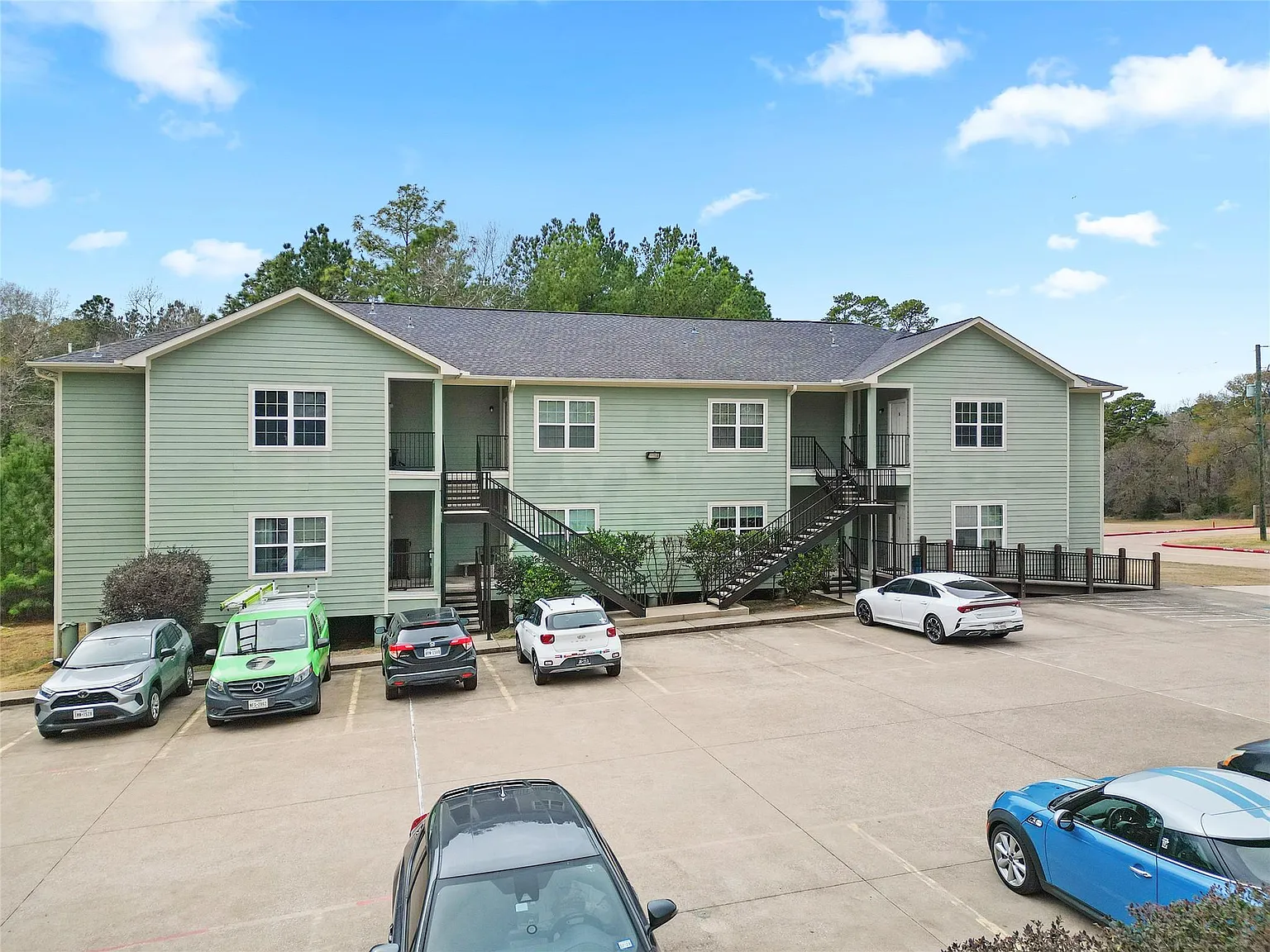 2 bed, 1.0 bath, 900 sqft, $1,050 — Photo 3