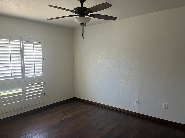 520 W Port Royale Ln — Photo 10