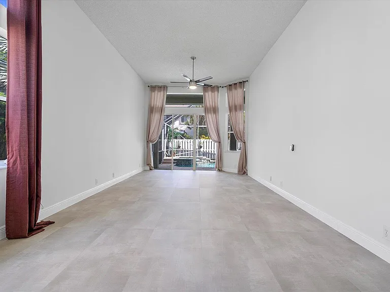 970 Greenwood Rd — Photo 31