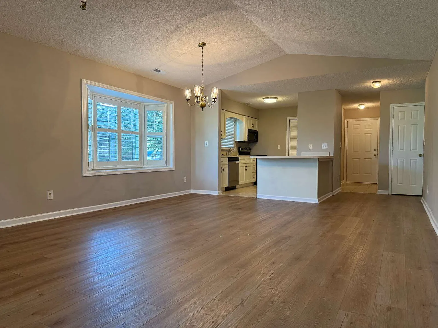 3 bed, 2.0 bath, 1700 sqft, $2,000 — Photo 4