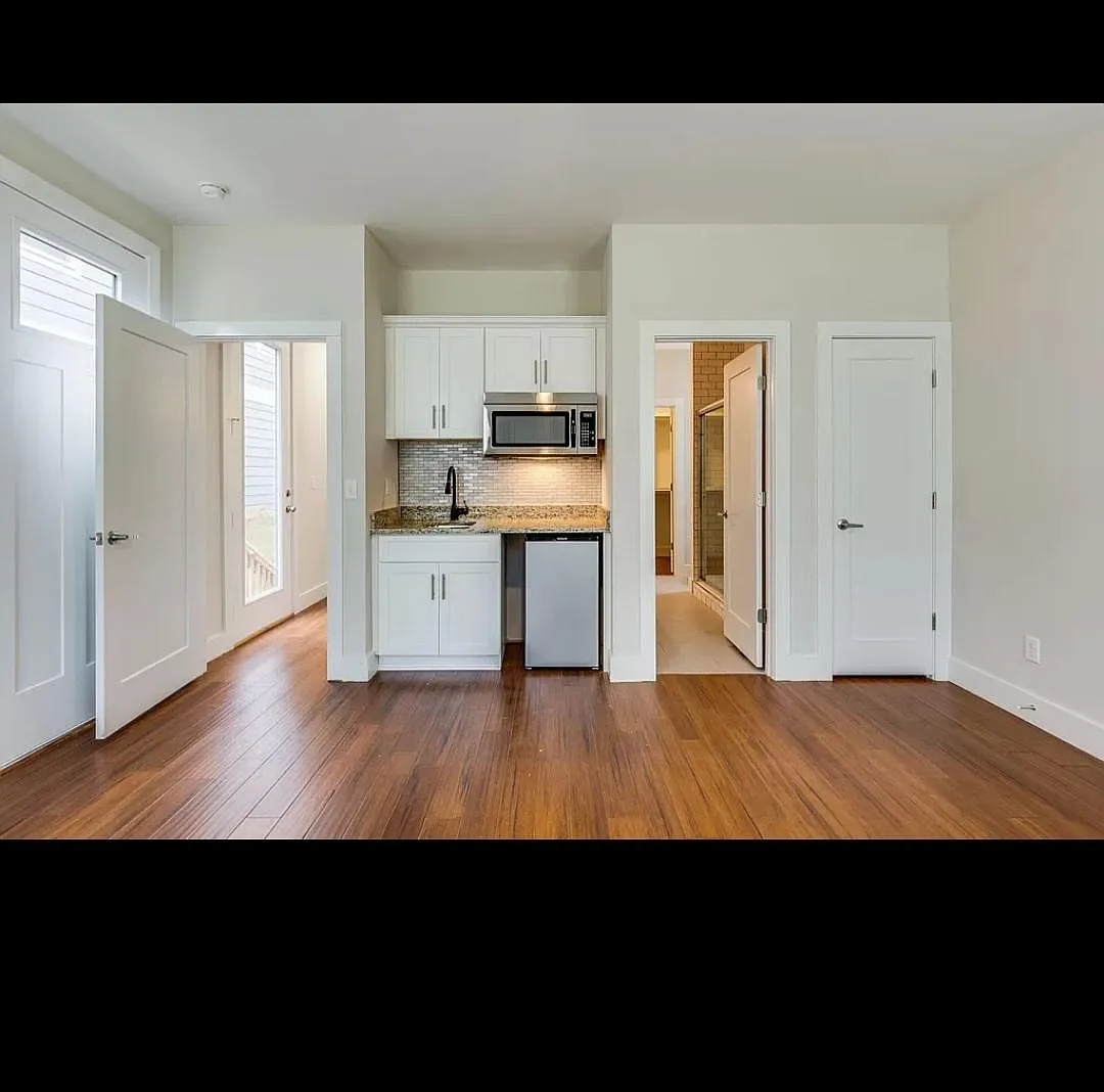 4 bed, 3.5 bath, 2310 sqft, $4,000 — Photo 2