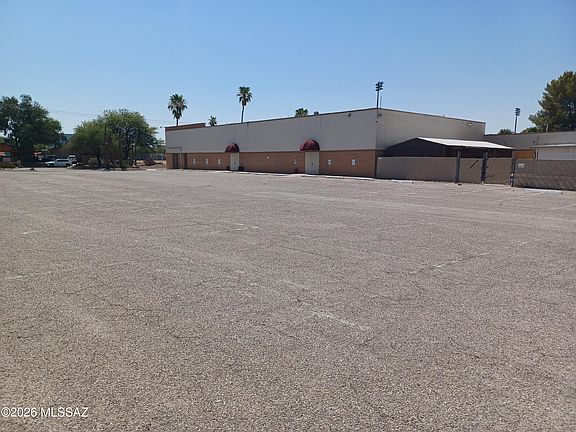 2nd image of 450 S Tucson Blvd