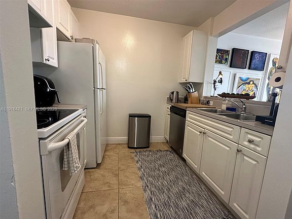 5th image of 900 SW 8th St APT 1010