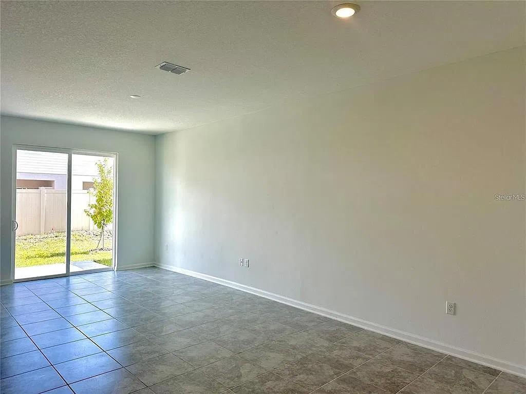 3 bed, 2.5 bath, 1738 sqft, $1,950 — Photo 3