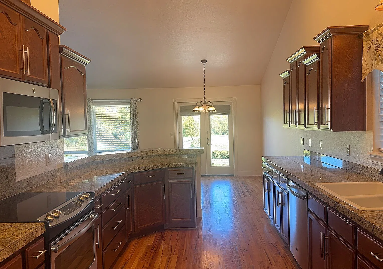 2 Bedroom 2 Bathroom Home on Golf Course — Photo 2