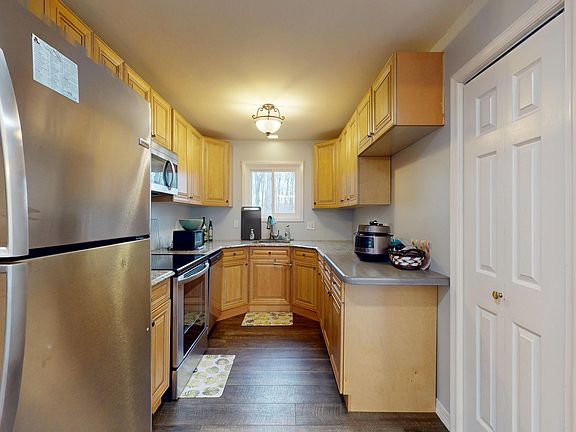 2nd image of 9 Oakwood Ct