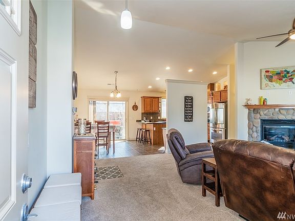 4th image of 212 Village Dr
