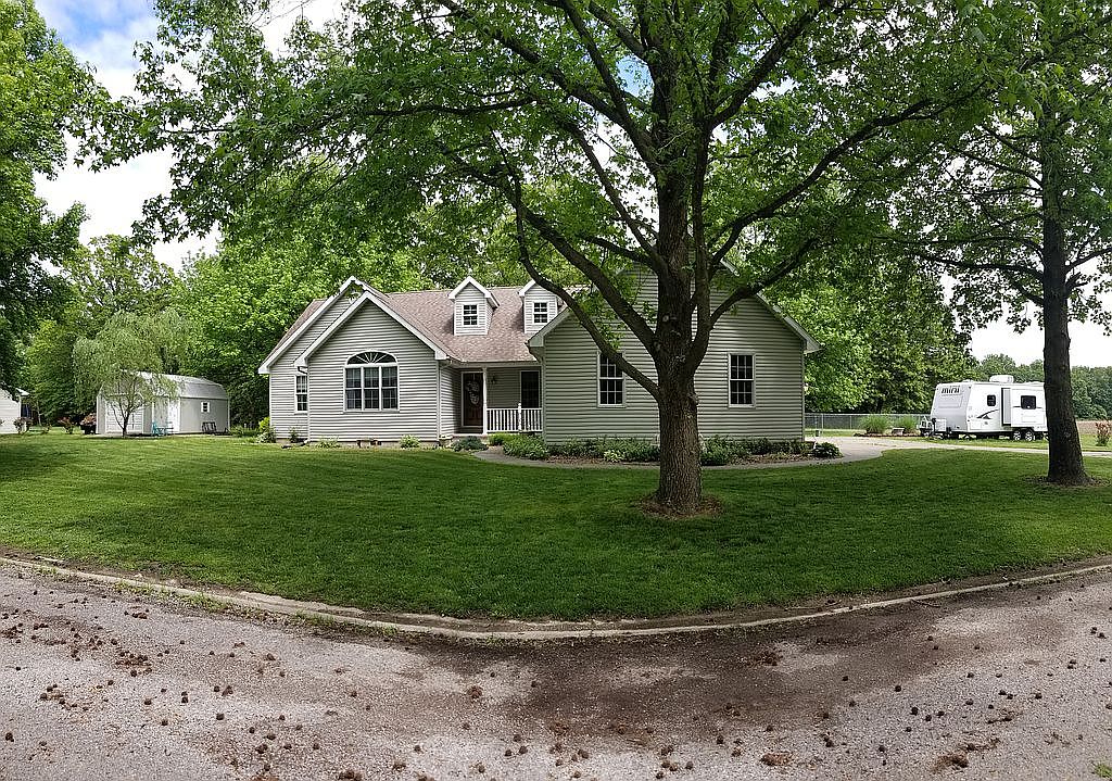 1032 S Locust St, Sesser, IL 62884 Zillow