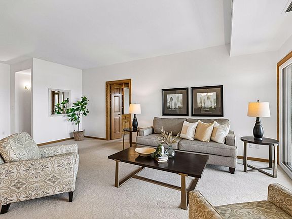 4th image of 1201 Yale Pl APT 809